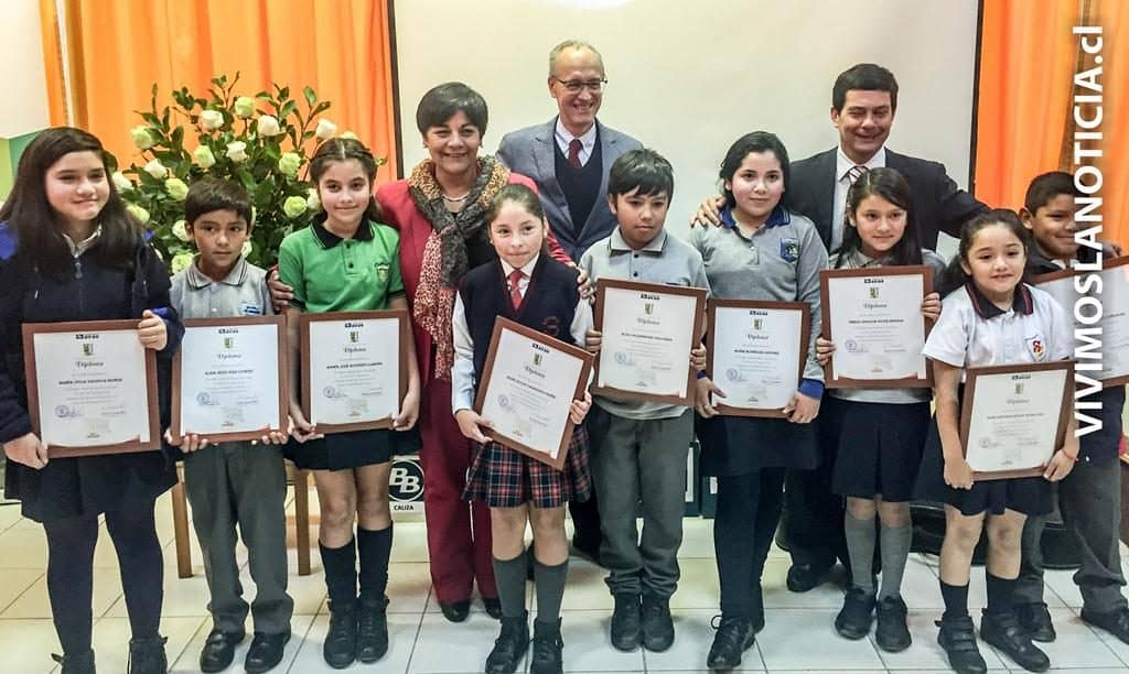 Cementos Bío-Bío becó a 10 estudiantes teninos