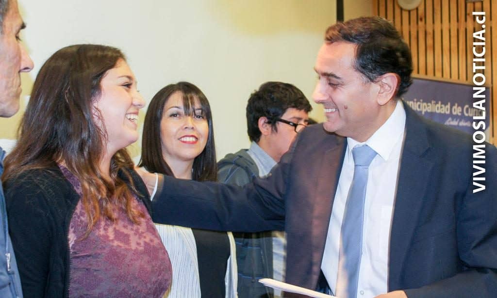 Hijos de funcionarios municipales reciben becas para estudios superiores