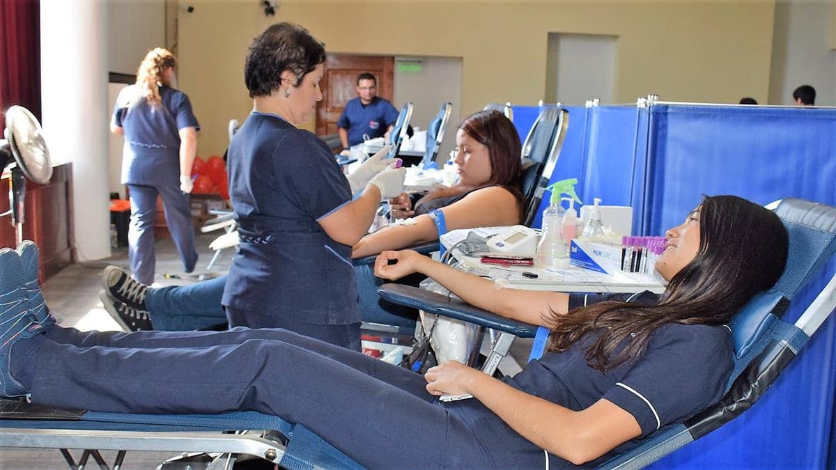 Estudiantes de la Universidad Autónoma donan sangre