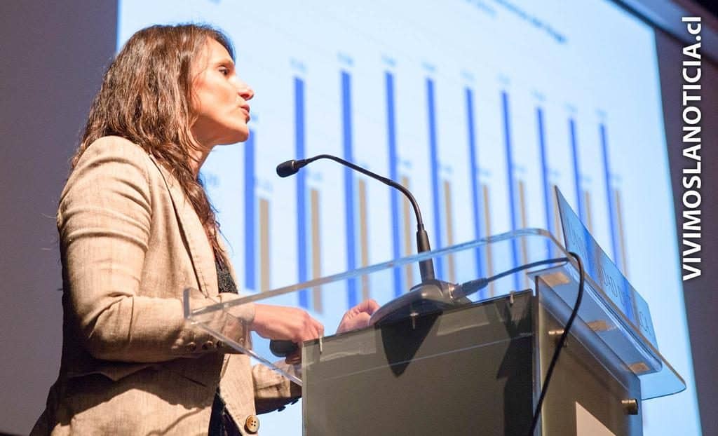 Economista propuso recurrir a cuotas para superar desigualdad de la mujer