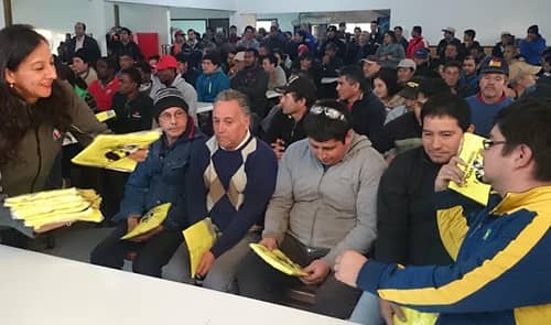 Entregan chalecos reflectantes para disminuir accidentes fatales