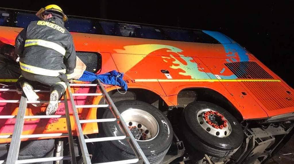 [FOTOS] Volcamiento de bus dejó heridos leves frente Lontué