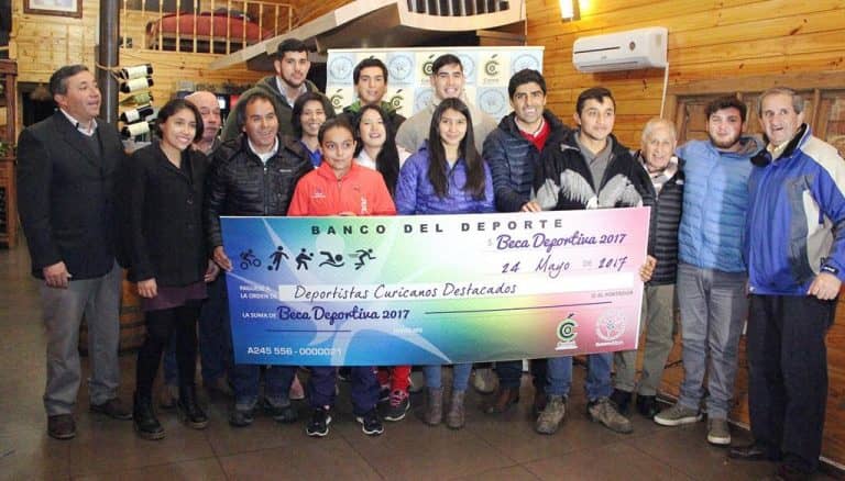 Deportistas de alto rendimiento recibieron beca económica municipal