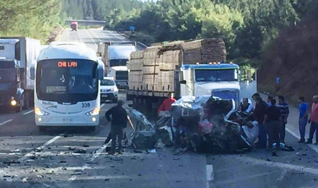 Colisión deja 3 muertos en Autopista del Itata
