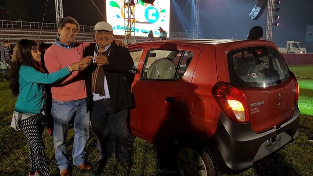 Radio Tropical Latina regaló automóvil a esforzado auditor de Linares