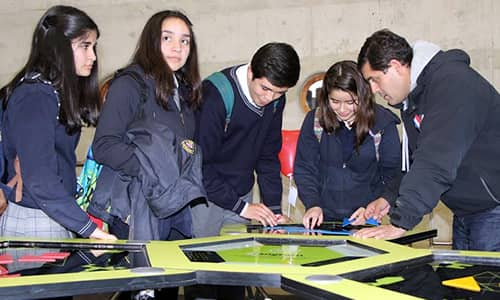 Alcalde Meza inaugura exposición del MIM en Linares