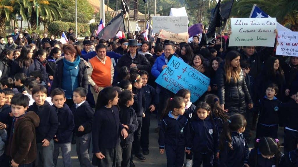 [VIDEOS] Con banderas negras y masiva marcha, Llico exige mejores caminos