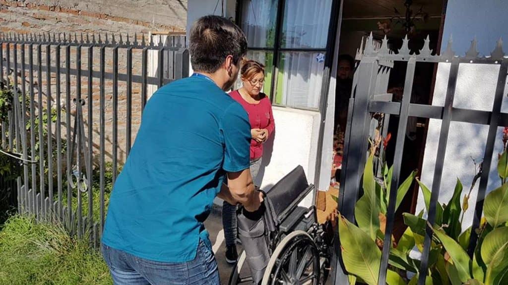 Atención primaria entrega silla de ruedas a paciente postrado
