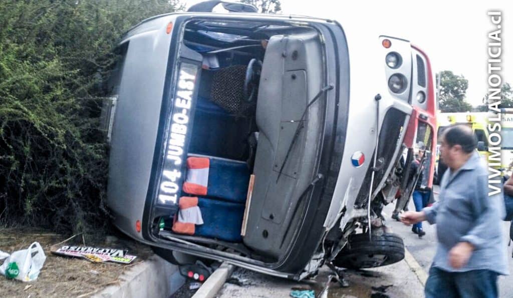 Un muerto y 22 lesionados deja volcamiento de microbús en Viña del Mar