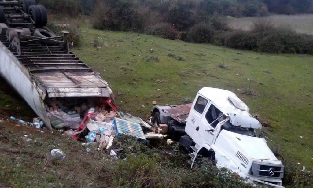 [FOTOS] Impactante volcamiento de camión camino a Constitución