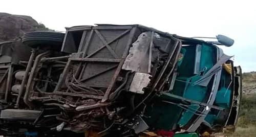 Suben a 15 los muertos tras volcamiento de bus en Argentina