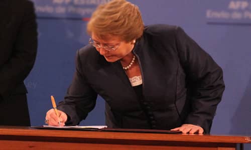 Presidenta firma proyecto de ley que fortalece las Ues Estatales