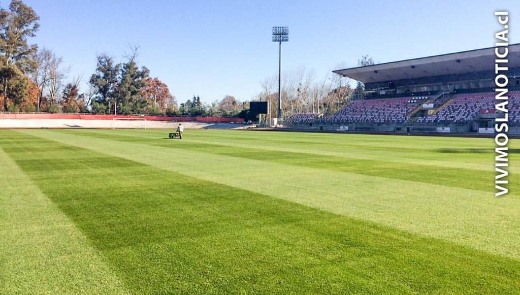 Aplican tratamiento de fertilización a la cancha del Estadio Fiscal