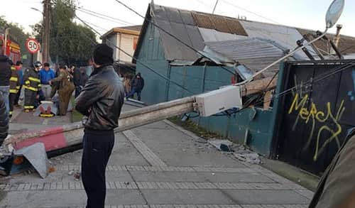 [FOTOS] Choque de automóvil cortó energía en sector norte de Curicó