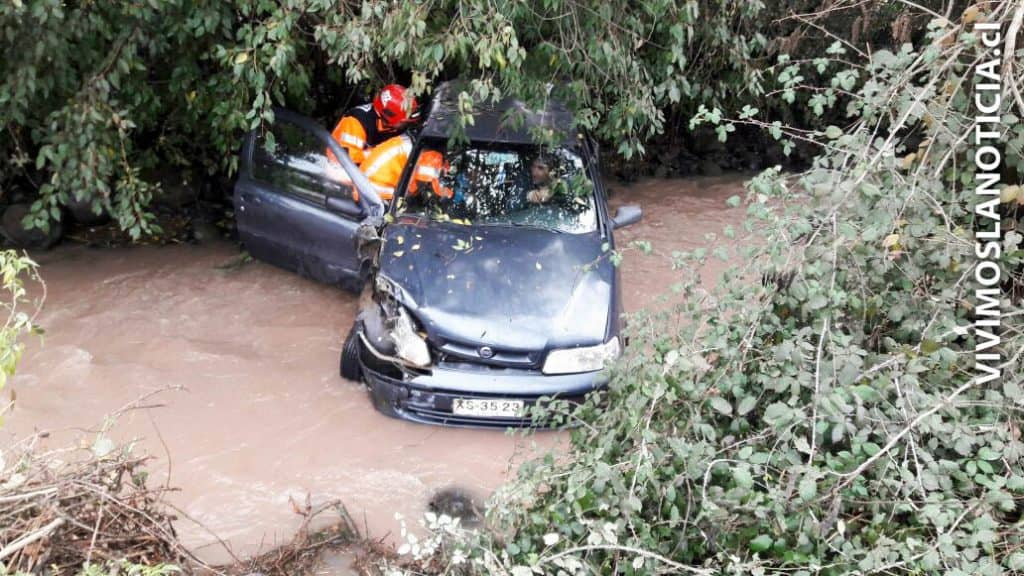 Auto cayó a canal tras protagonizar accidente en Romeral