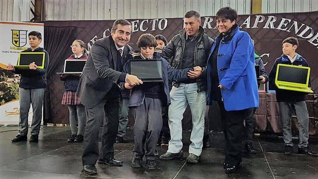Estudiantes teninos favorecidos con programa “me conecto para aprender”