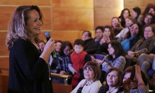 Eli de Caso realiza charla motivacional a cientos de mujeres en Talca