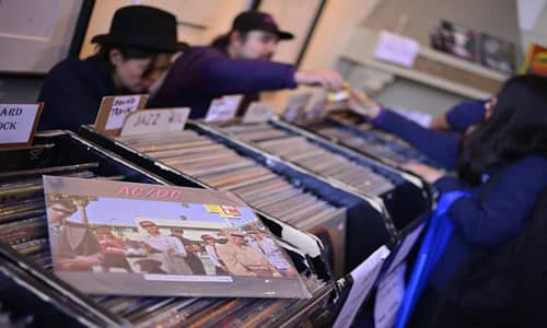 Amantes de los vinilos tuvieron "Feria Itinerante" en Centro Cultural Activa Talca