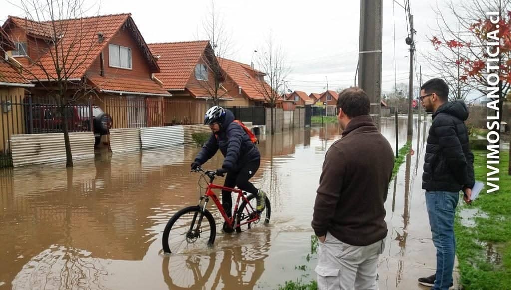 Evacuaron aguas de Canal Los Patos que anegó un conjunto habitacional