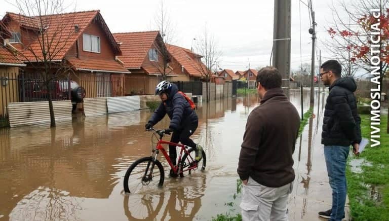 Evacuaron aguas de Canal Los Patos que anegó un conjunto habitacional