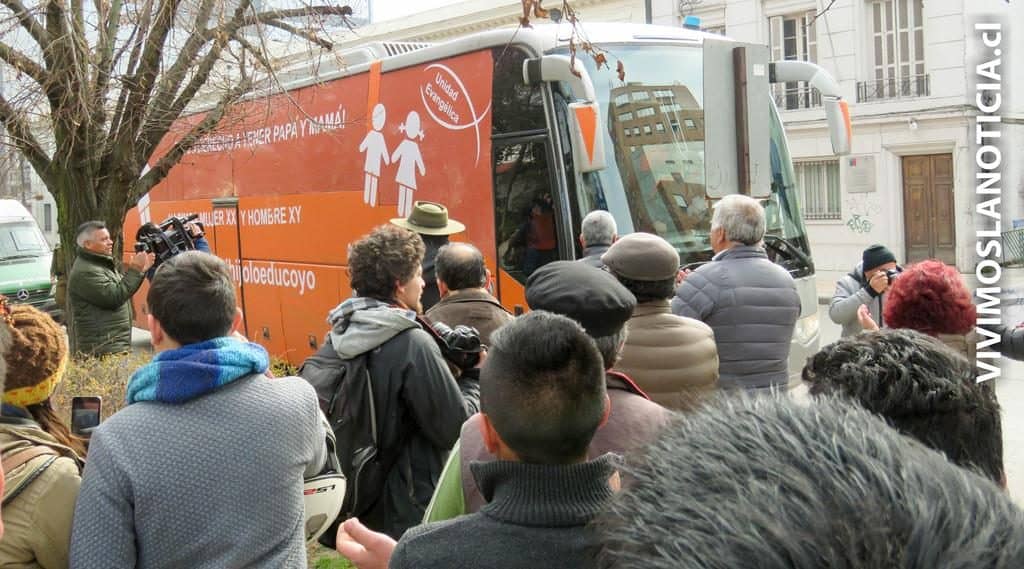 [FOTOS] Alabanzas e insultos provocó bus de la familia