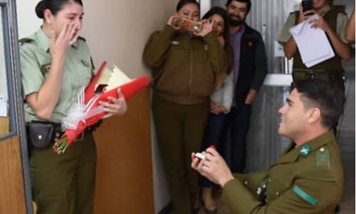 Con mariachis, flores y anillo carabinero pidió matrimonio