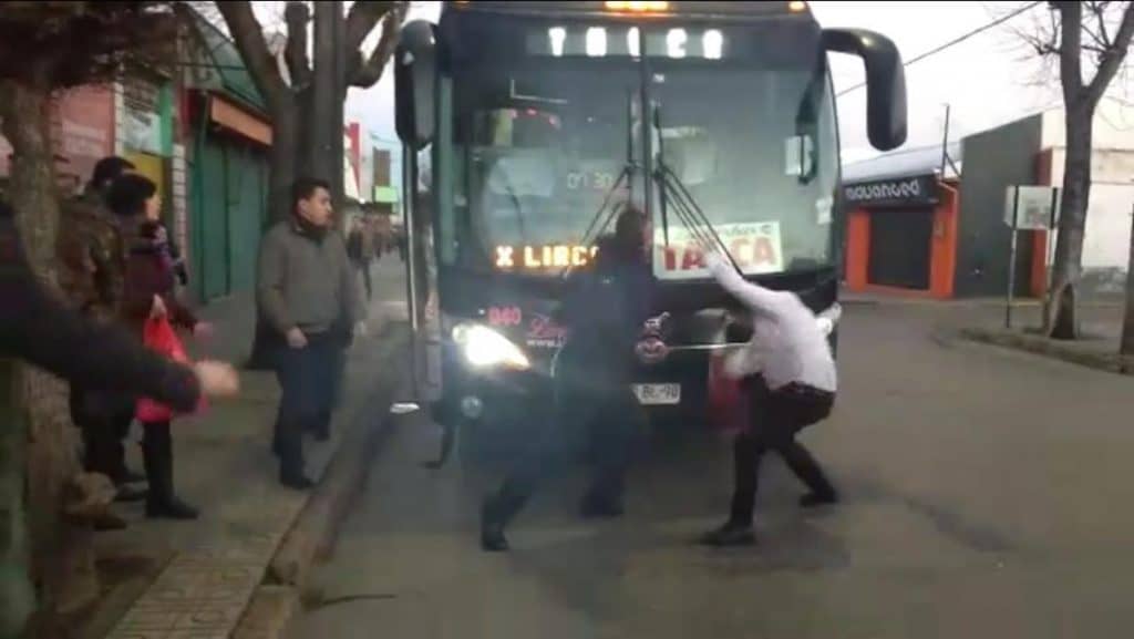 [VIDEO] Guerra desatada entre Talmocur y Londres Bus termina en batalla campal