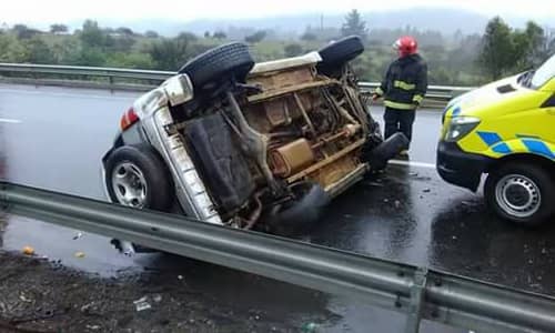 [FOTOS] Dos personas lesionadas deja volcamiento en ruta 5 sur
