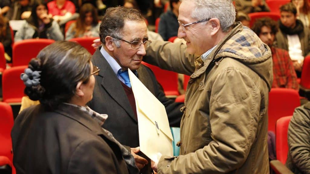 Emotiva entrega póstuma de grado académico a padres de estudiante fallecida