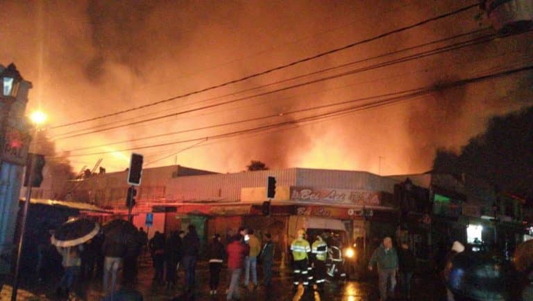 [FOTOS/VIDEOS] Violento incendio arrasó con barrio comercial en Talca