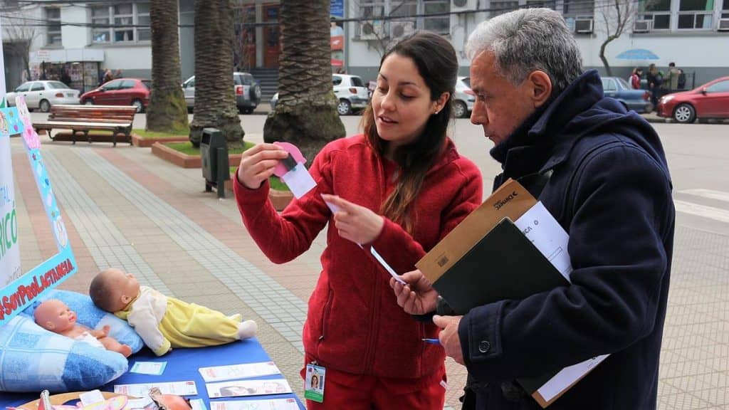 Profesionales difunden beneficios de la lactancia materna