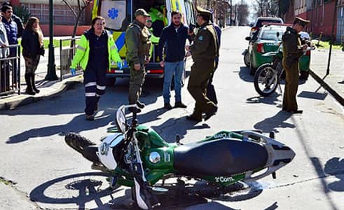 Carabinero en moto resulta herido al ser chocado por auto en Talca