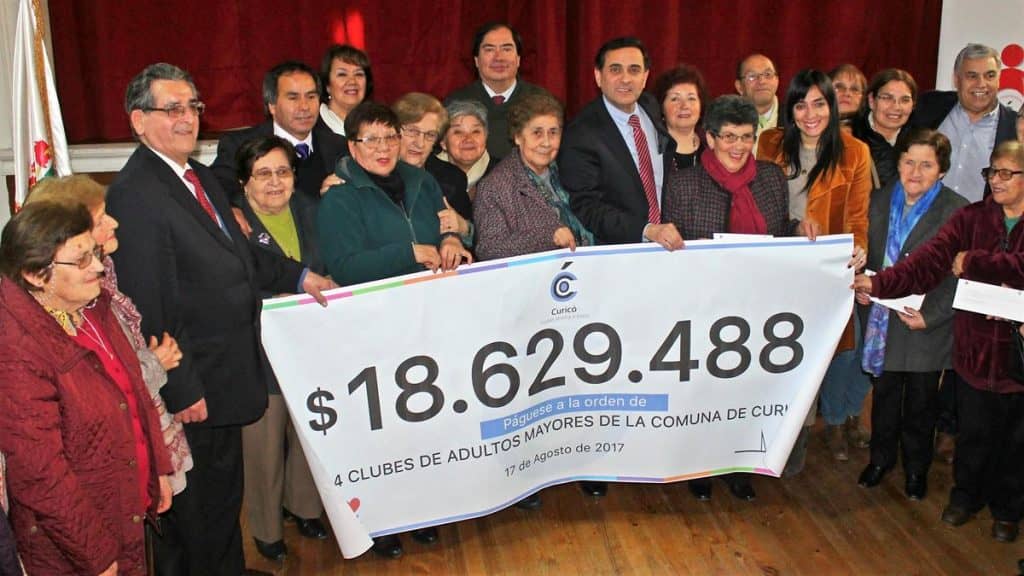Municipalidad de Curicó entregó subvención a 94 clubes de adultos mayores