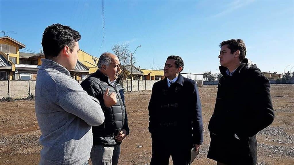 Facilitan terreno para estacionamientos a funcionarios del Cesfam Central