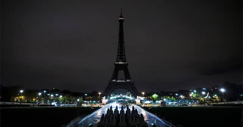 La Torre Eiffel apagó sus luces por las víctimas de Barcelona