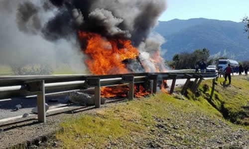 ⚠️[FOTOS] Conductor muere calcinado en accidente en Ruta J-60