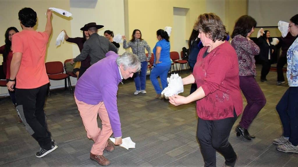 El baile de la cueca aprendieron en la Universidad Autónoma