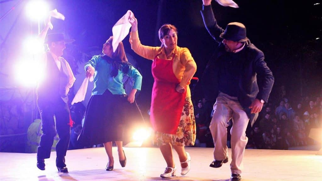 Maratónica presentación de grupos folclóricos en la Fiesta de la Chilenidad