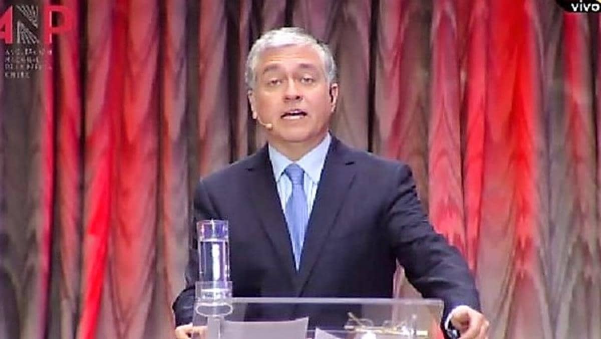 [VIDEO] Descuido en debate deja micrófono abierto de Iván Valenzuela durante comerciales