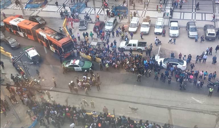 Chofer de colectivo atropelló a carabinero y a una mujer