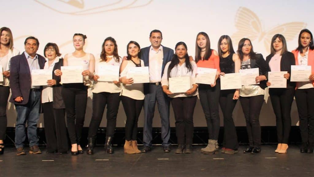 Más de 200 curicanas se capacitaron en cursos de habilidades laborales