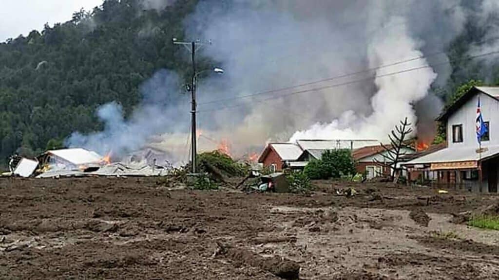 Aluvión afectó a Villa Santa Lucía en Los Lagos: deja tres muertos y trece desaparecidos