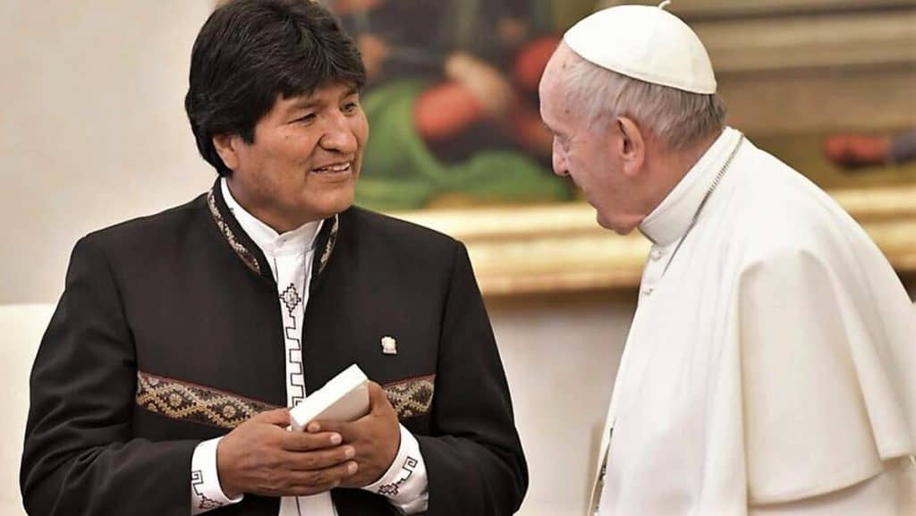 Evo Morales se reúne con el Papa Francisco y le entrega informe sobre demanda marítima