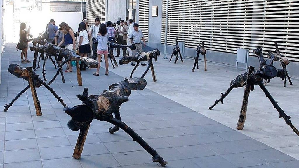 Jauría de 25 animales prehistóricos “se tomó” el Patio de las Artes de Curicó