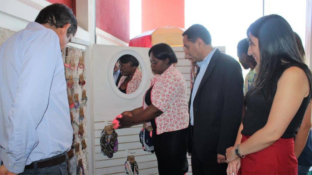 Mujeres migrantes venden productos con sello inclusivo en el Mall Curicó