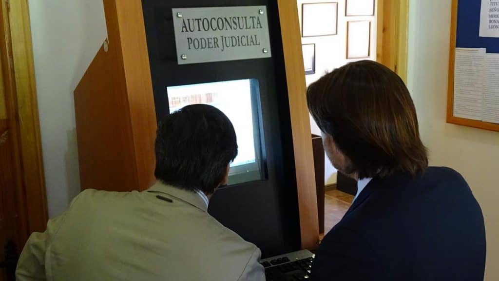 Vichuquén inauguró tótem de consulta unificada de causas judiciales