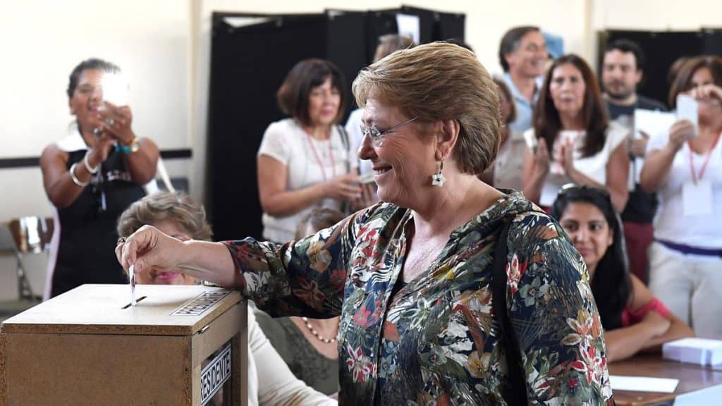 Presidenta reconoce error al implementar voto voluntario y señala que se debe discutir