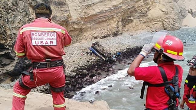 Suben a 36 los muertos luego que autobús cayera a un acantilado en Perú