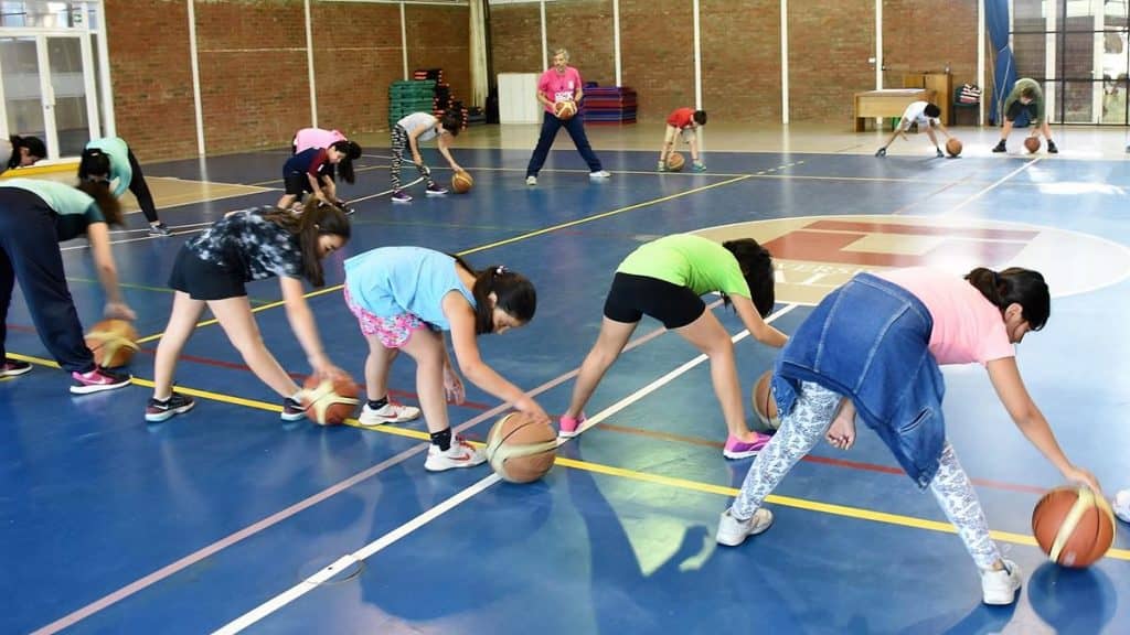 Alta participación en escuelas deportivas de verano