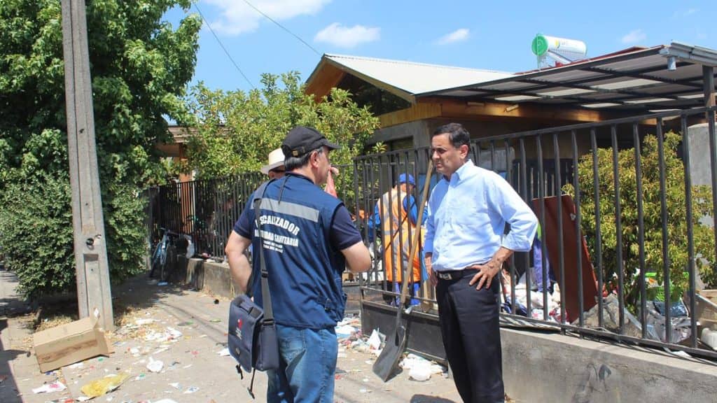 Allanan vivienda de acumulador compulsivo en Curicó
